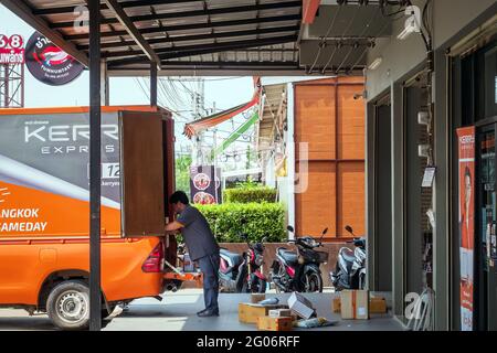 KANCHANABURI,THAÏLANDE-AVRIL 6,2020 : le personnel de livraison non identifié prépare des colis dans le véhicule à conteneurs Kerry Express pour apporter aux clients chez K Banque D'Images