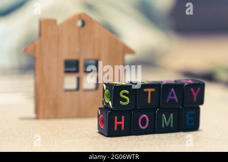 restez à la maison un hashtag qui est devenu populaire pendant le confinement mondial pendant la pandémie du coronavirus covid 19 Banque D'Images