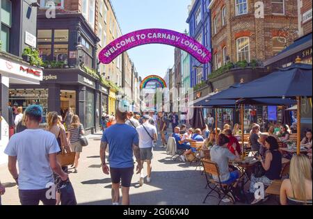 Londres, Royaume-Uni. 1er juin 2021. Une rue Carnaby Street très fréquentée tandis que la canicule se poursuit à Londres. (Crédit : Vuk Valcic / Alamy Live News) Banque D'Images