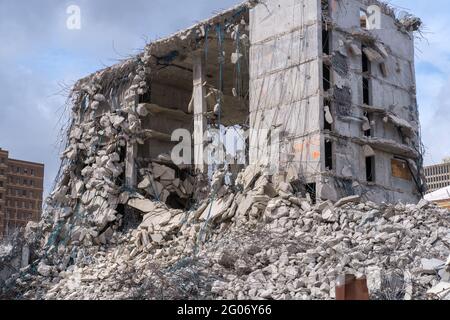 LA NOUVELLE-ORLÉANS, LA, États-Unis - 28 FÉVRIER 2021 : vestiges et pile de gravats de l'hôtel Hard Rock effondré pendant les dernières étapes de la démolition Banque D'Images