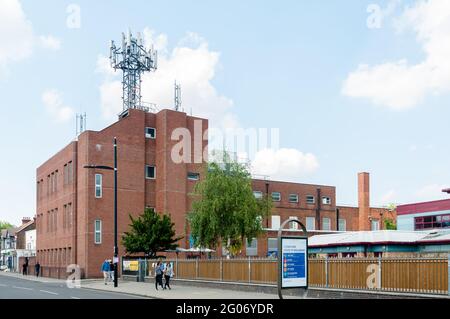 Londres, Royaume-Uni, 29 mai 2021 : antenne à micro-ondes au-dessus d'un bureau de téléphone à côté des antennes de réseau cellulaire à Green Street, Newham, Longo Banque D'Images