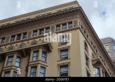 LA NOUVELLE-ORLÉANS, LA, États-Unis - 28 FÉVRIER 2021 : coin du bâtiment dans le centre-ville montrant des détails architecturaux élaborés Banque D'Images