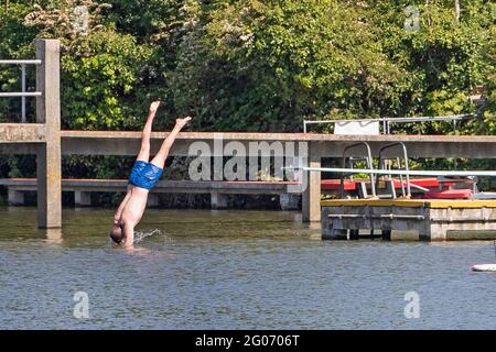 Un homme plonge dans l'étang de Hampstead Mens Hampstead Heath, dans le nord de Londres, le 1er juin 2021, alors que le temps continue de chauffer à travers le Royaume-Uni. Banque D'Images