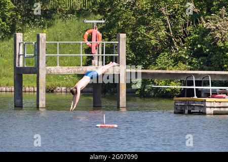 Un homme plonge dans l'étang de Hampstead Mens Hampstead Heath, dans le nord de Londres, le 1er juin 2021, alors que le temps continue de chauffer à travers le Royaume-Uni. Banque D'Images