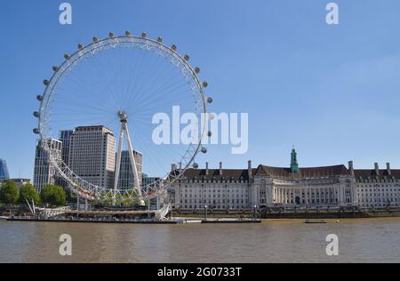Londres, Royaume-Uni. 1er juin 2021. Une vue du London Eye avec un ciel bleu clair tandis que la vague de chaleur se poursuit en Angleterre. Crédit : SOPA Images Limited/Alamy Live News Banque D'Images