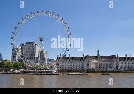 Londres, Royaume-Uni. 1er juin 2021. Une vue du London Eye avec un ciel bleu clair tandis que la vague de chaleur se poursuit en Angleterre. (Photo de Vuk Valcic/SOPA Images/Sipa USA) crédit: SIPA USA/Alay Live News Banque D'Images