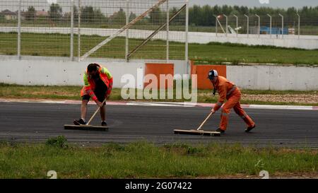 Moscou, Russie. 29 mai 2021. Les travailleurs préparent la piste entre les courses, pendant l'événement.le mode de piste du Festival Drift Expo se déroule le 29-30 mai à ADM Raceway avec l'exposition de projets modifiés pour la dérive, tels que : 'Drift taxi' - une occasion de voyager en tant que passager avec un chauffeur professionnel dans une voiture de sport spécialement préparée sur le circuit de course, 'Drift Trike Area' - une plate-forme où vous pouvez essayer de conduire un véritable trike de dérive et 'RC Drift' - dérive sur des voitures radiocommandées. (Photo de Mihail Siergiejewicz/SOPA Images/Sipa USA) crédit: SIPA USA/Alay Live News Banque D'Images