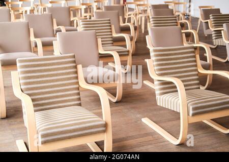 Vue rapprochée des chaises vides dans la salle de conférence moderne Banque D'Images