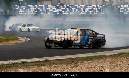 29 mai 2021, Moscou, Russie: Une BMW noire en virage pendant l'événement..Festival Drift Expo Track mode se déroule le 29-30 mai à ADM Raceway avec l'exposition de projets modifiés pour la dérive tels que : Â€˜Drift Taxiâ€™ - une occasion de voyager en tant que passager avec un chauffeur professionnel dans une voiture de sport spécialement préparée sur la piste de course, â€˜Drift Trike areaâ€™ - une plate-forme où vous pouvez essayer de conduire une vraie dérive et â€˜RC Driftâ€™ - dérive sur des voitures radiocommandées. (Image de crédit : © Mihail Siergiejewicz/SOPA Images via ZUMA Wire) Banque D'Images