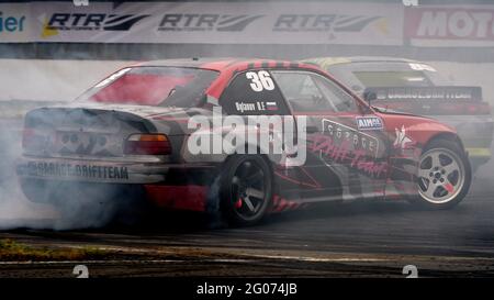 29 mai 2021, Moscou, Russie: BMW rouge et gris tournant sur la piste pendant l'événement..Festival Drift Expo Track mode se déroule le 29-30 mai à ADM Raceway avec l'exposition de projets modifiés pour la dérive tels que : Â€˜Drift Taxiâ€™ - une occasion de voyager en tant que passager avec un chauffeur professionnel dans une voiture de sport spécialement préparée sur la piste de course, â€˜Drift Trike areaâ€™ - une plate-forme où vous pouvez essayer de conduire une vraie dérive et â€˜RC Driftâ€™ - dérive sur des voitures radiocommandées. (Image de crédit : © Mihail Siergiejewicz/SOPA Images via ZUMA Wire) Banque D'Images