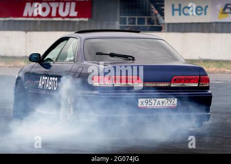 29 mai 2021, Moscou, Russie : une voiture de sport bleue qui se déplace latéralement pendant l'événement. Le mode piste de l'Expo dérive Festival se déroule le 29-30 mai au circuit ADM avec l'exposition de projets modifiés pour la dérive tels que : Â€˜Drift Taxiâ€™ - une occasion de voyager en tant que passager avec un chauffeur professionnel dans une voiture de sport spécialement préparée sur la piste de course, â€˜Drift Trike areaâ€™ - une plate-forme où vous pouvez essayer de conduire une vraie dérive et â€˜RC Driftâ€™ - dérive sur des voitures radiocommandées. (Image de crédit : © Mihail Siergiejewicz/SOPA Images via ZUMA Wire) Banque D'Images