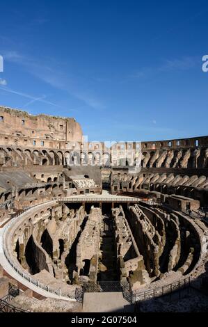 Rome. Italie. Vue intérieure du Colisée (il Colosseo), avec des sièges à plusieurs niveaux et l'hypogeum, structure souterraine élaborée. Banque D'Images