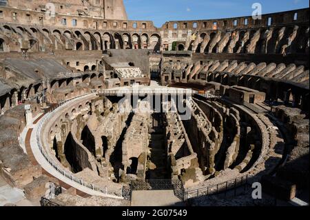 Rome. Italie. Vue intérieure du Colisée (il Colosseo), avec des sièges à plusieurs niveaux et l'hypogeum, structure souterraine élaborée. Banque D'Images