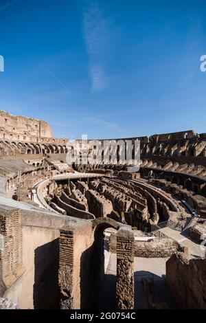 Rome. Italie. Vue intérieure du Colisée (il Colosseo), avec des sièges à plusieurs niveaux et l'hypogeum, structure souterraine élaborée. Banque D'Images