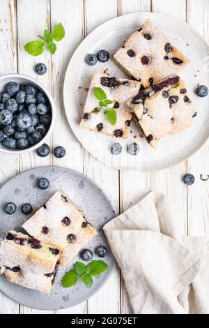 Gâteau aux myrtilles délicieux et facile arrosé de sucre en poudre Banque D'Images