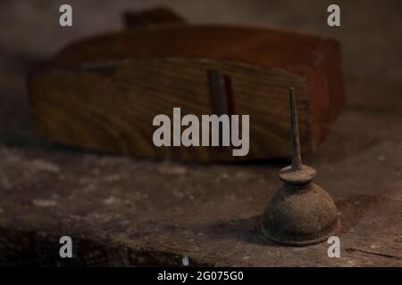 Ancien outil en gros plan dans un atelier de travail du bois. Banque D'Images