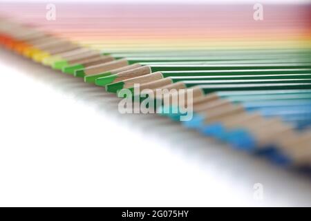 Les crayons de couleur se trouvent en rangée en arrière-plan Banque D'Images