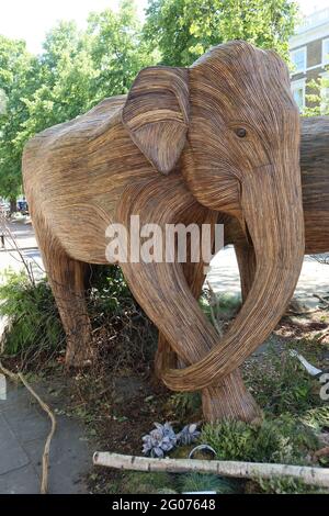 Herd the news, UN magnifique troupeau de 50 éléphants grandeur nature faits à la main en roaming Chelsea, fabriqué à l'aide de Lantana camara, un matériel végétal naturel, Londres, Banque D'Images