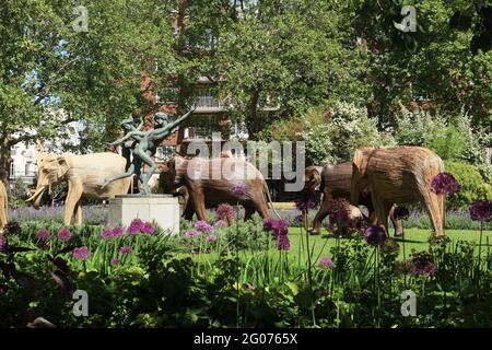 Herd the news, UN magnifique troupeau de 50 éléphants grandeur nature faits à la main en roaming Chelsea, fabriqué à l'aide de Lantana camara, un matériel végétal naturel, Londres, Banque D'Images