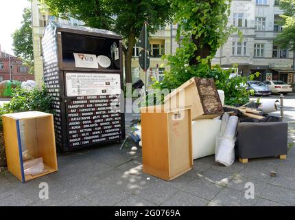 Boîte de collecte pour les vêtements usagés à Moabit, Berlin Banque D'Images