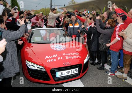 Franck Ribery, Daniel Van Buyten et les fans du FC Bayern Munich célèbrent la victoire du championnat allemand de football à Munich Banque D'Images