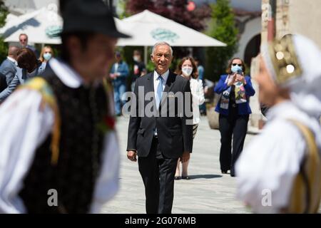 Kranj, Slovénie. 1er juin 2021. Le président du Portugal Marcelo Rebelo de Sousa arrive à Kranj pour se joindre au président slovène Borut Pahor pour dévoiler un banc d'amitié.le président de Slovénie Borut Pahor et le président du Portugal Marcelo Rebelo de Sousa ont dévoilé un banc d'amitié dédié aux liens amicaux et à la coopération entre les deux pays Lors de la visite de M. Sousa en Slovénie à Kranj. (Photo de Luka Dakskobler/SOPA Images/Sipa USA) crédit: SIPA USA/Alay Live News Banque D'Images