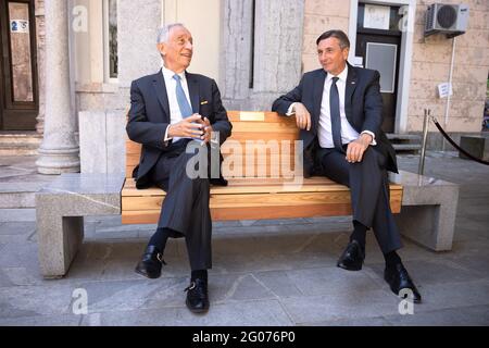 Kranj, Slovénie. 1er juin 2021. Le Président de la Slovénie Borut Pahor (R) et le Président du Portugal Marcelo Rebelo de Sousa (L) siègent sur un banc d'amitié à Kranj, Slovénie.le Président de la Slovénie Borut Pahor et le Président du Portugal Marcelo Rebelo de Sousa ont dévoilé un banc d'amitié consacré aux liens amicaux et à la coopération entre les deux pays lors de la visite de M. Sousa en Slovénie à Kranj. (Photo de Luka Dakskobler/SOPA Images/Sipa USA) crédit: SIPA USA/Alay Live News Banque D'Images