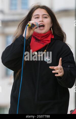 Londres, Royaume-Uni. 29 mai 2021. Un activiste s'exprime sur la place du Parlement lors d'un assassinat le projet de loi Journée nationale d'action pour protester contre le projet de loi 2021 sur la police, le crime, la peine et les tribunaux (CSPC). Le projet de loi du PCSC accorderait à la police toute une série de nouveaux pouvoirs discrétionnaires pour mettre fin aux manifestations, y compris la possibilité d'imposer des conditions à toute manifestation jugée perturbatrice pour la communauté locale, des pouvoirs d'arrêt et de recherche plus étendus et des peines allant jusqu'à 10 ans de prison pour dommages aux monuments commémoratifs. Crédit : Mark Kerrison/Alamy Live News Banque D'Images