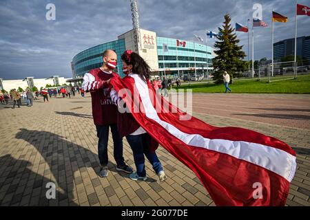 Riga, Lettonie. 1er juin 2021. Les fans lettons viennent au Championnat du monde de hockey sur glace 2021 de l'IIHF, match du groupe B Lettonie contre Allemagne, joué à Riga, Lettonie, le 1er juin 2021. Crédit : vit Simanek/CTK photo/Alay Live News Banque D'Images