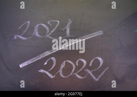2021 2022 texte écrit avec de la craie sur un tableau noir. Banque D'Images