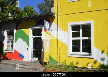 La grande peinture murale de Niklas Apfel à l'UFA Fabrik à Berlin, Allemagne - 31 mai 2021. Banque D'Images