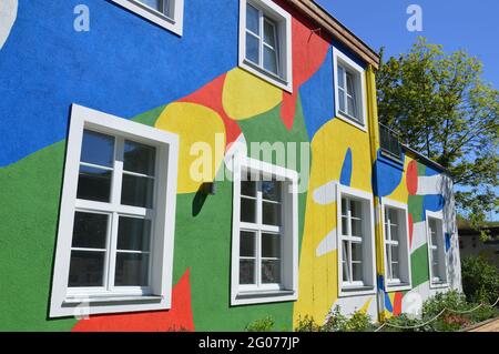 La grande peinture murale de Niklas Apfel à l'UFA Fabrik à Berlin, Allemagne - 31 mai 2021. Banque D'Images