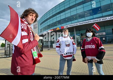 Riga, Lettonie. 1er juin 2021. Les fans lettons viennent au Championnat du monde de hockey sur glace 2021 de l'IIHF, match du groupe B Lettonie contre Allemagne, joué à Riga, Lettonie, le 1er juin 2021. Crédit : vit Simanek/CTK photo/Alay Live News Banque D'Images