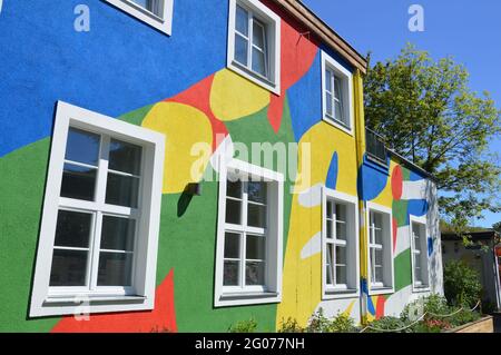 La grande peinture murale de Niklas Apfel à l'UFA Fabrik à Berlin, Allemagne - 31 mai 2021. Banque D'Images