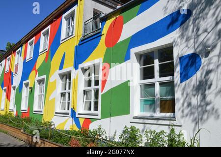 La grande peinture murale de Niklas Apfel à l'UFA Fabrik à Berlin, Allemagne - 31 mai 2021. Banque D'Images