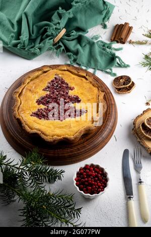 Cheesecake.Ouvrez le gâteau rond avec des baies de lingonis et des canneberges, en forme d'arbre de Noël.Gâteau sucré fait maison avec garniture de baies.Cadeaux du nouvel an et de Noël.Tarte, cocotte. Banque D'Images