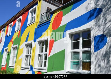 La grande peinture murale de Niklas Apfel à l'UFA Fabrik à Berlin, Allemagne - 31 mai 2021. Banque D'Images