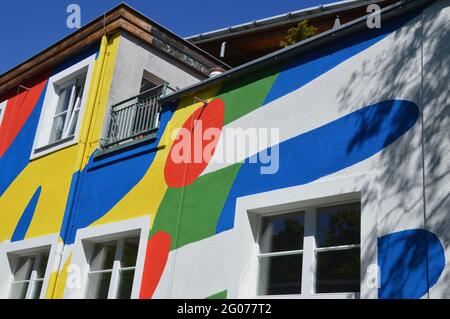 La grande peinture murale de Niklas Apfel à l'UFA Fabrik à Berlin, Allemagne - 31 mai 2021. Banque D'Images