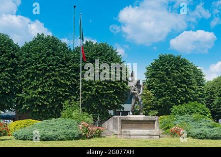 Italie, Lombardie, Orzinuovi, Bersaglieri Monument corps de l'armée italienne Banque D'Images