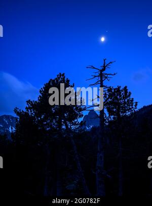 Heure bleue et nuit au lac Ibonet de Batisielles, sous les Agujas de Ixieia dans le massif des Posets (Benasque, Huesca, Aragon, Espagne, Pyrénées) Banque D'Images