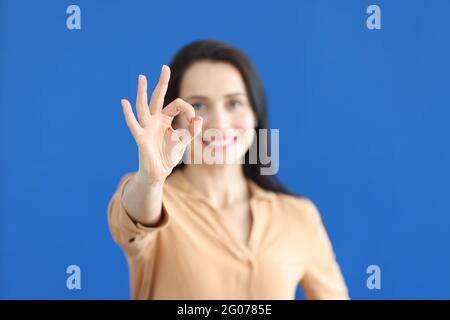 Portrait de femmes souriantes montrant un geste ok Banque D'Images