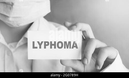 Le médecin garde une carte avec le nom du lymphome de diagnostic. Mise au point sélective. Concept médical Banque D'Images