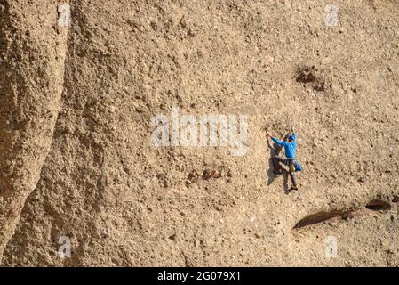 Grimpeurs sur une route d'escalade sur le mur est de la flèche de la Mòmia, à Montserrat (Barcelone, Catalogne, Espagne) Banque D'Images
