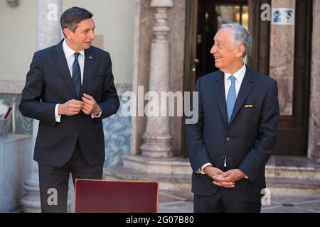 Kranj, Slovénie. 1er juin 2021. Le Président de la Slovénie Borut Pahor et le Président du Portugal Marcelo Rebelo de Sousa parlent après avoir dévoilé un banc d'amitié à Kranj.le Président de la Slovénie Borut Pahor et le Président du Portugal Marcelo Rebelo de Sousa ont dévoilé un banc d'amitié dédié aux liens amicaux et à la coopération entre les deux pays durant Visite de M. Sousa en Slovénie à Kranj. Crédit : SOPA Images Limited/Alamy Live News Banque D'Images