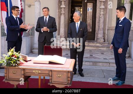 Kranj, Slovénie. 1er juin 2021. Maire de Kranj Matjaz Rakovec (à gauche), président de Slovénie Borut Pahor (2e à partir de la gauche), président du Portugal Marcelo Rebelo de Sousa (2e à partir de la droite) et maire adjoint Janez Cerne (à droite), après avoir dévoilé un banc d'amitié à Kranj, Slovénie.le Président de la Slovénie Borut Pahor et le Président du Portugal Marcelo Rebelo de Sousa ont dévoilé un banc d'amitié consacré aux liens amicaux et à la coopération entre les deux pays lors de la visite de M. Sousa en Slovénie à Kranj. Crédit : SOPA Images Limited/Alamy Live News Banque D'Images