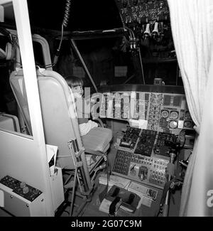 31 mars 1963 John F. Kennedy, Jr., est assis dans le poste de pilotage de l'hélicoptère présidentiel lors d'une excursion d'un week-end au Camp David dans le comté de Frederick, Maryland. Banque D'Images
