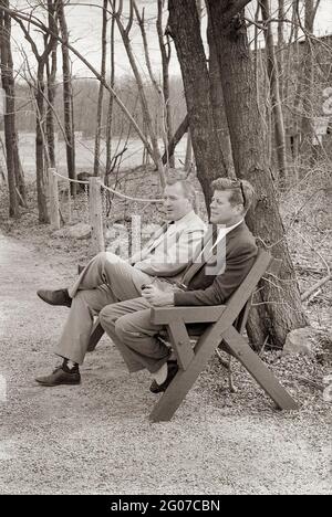 31 mars 1963 week-end au Camp David. Sous sec. De la Marine Paul Fay et le Président John F. Kennedy. Banque D'Images