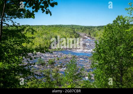 Matin de bonne heure sur la rivière St. Louis au parc national Jay Cooke près de Duluth, Minnesota, États-Unis Banque D'Images