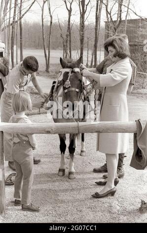 31 mars 1963 week-end au Camp David. La première dame Jacqueline B. Kennedy avec sa fille Caroline et d'autres avec 'Macaroni' en selle marocaine, un don du roi Hassan II, pendant un week-end au Camp David. Banque D'Images