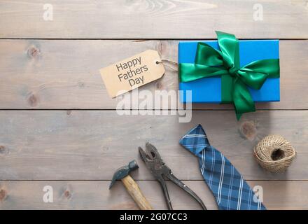 Boîte cadeau fête des pères enveloppée de ruban Banque D'Images